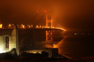 Golden Gate Bridge nachts im Nebel