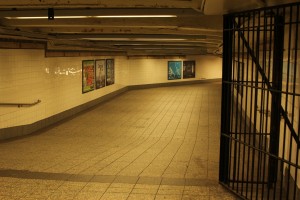 Leerer Weg zur U-Bahn